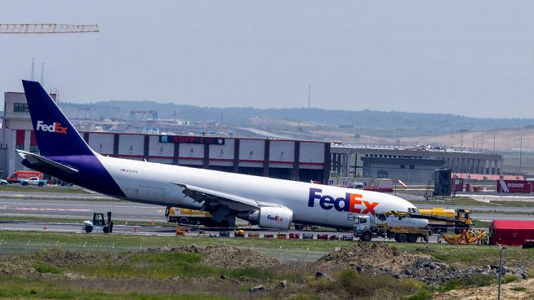 Boeing 767 совершил аварийную посадку без передней стойки шасси